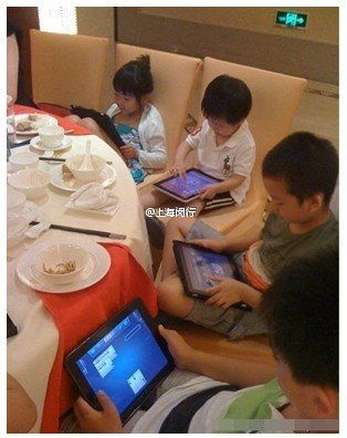 兩歲半男童沉迷iPad致高度近視，家政服務(wù)提醒家長關(guān)注兒童眼健康